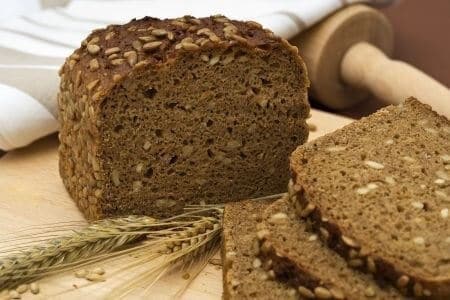 Ah, le pain complet, les céréales complètes, voilà qui sonne « sain », n’est-ce pas ? Malheureusement, les choses ne sont pas si simples. Les nutritionnistes recommandent le pain complet car il contient une dose correcte de fibres et des vitamines (contrairement au pain blanc, très pauvre nutritionnellement ). Mais…