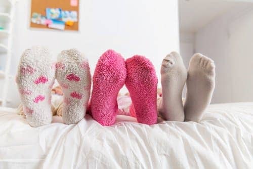 Nos pieds sont gelés quand on va dormir, pourquoi diable n'a-t-on pas le droit de les laisser au chaud. Les chaussettes la nuit, bonne ou mauvaise idée ?